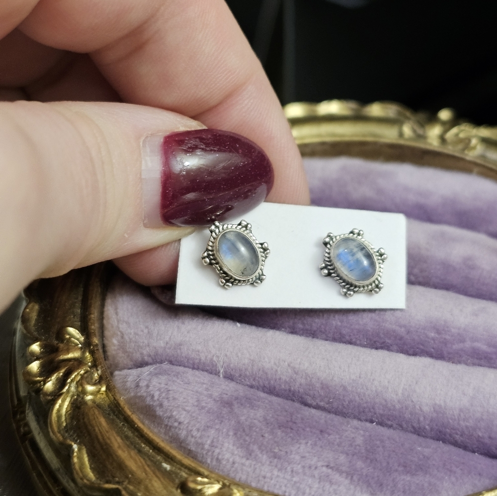 New. Sterling moonstone stud earrings. Blue color flash. See all pics!See my o